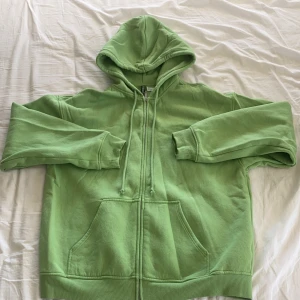 grön zipup - jag säljer denna fina gröna zipuphoodie från H&M! Den är använd ungefär 2 gånger och ser helt ny ut! Priset kan diskuteras!