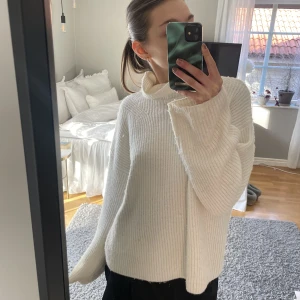 Stickad tröja - Säljer denna mysiga stickade tröja då den tyvärr inte kommer till användning längre💕