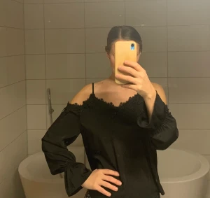 Topp från Gina Tricot - Aldrig använd. Storlek 34.