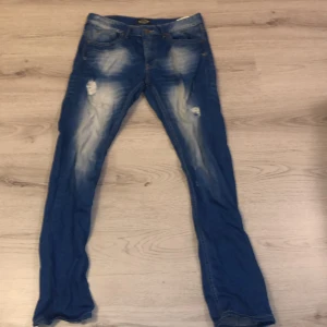 Jeans! - Säljer mörkblåa jeans i skit bra skick!