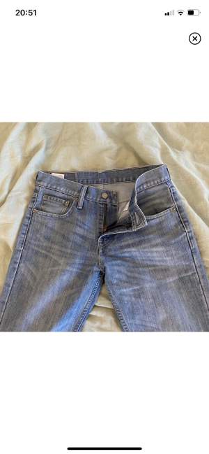 Jättesnygga Lewis jeans med den perfekta tvätten och passformen!💗har tyvärr blivit försmå för mig