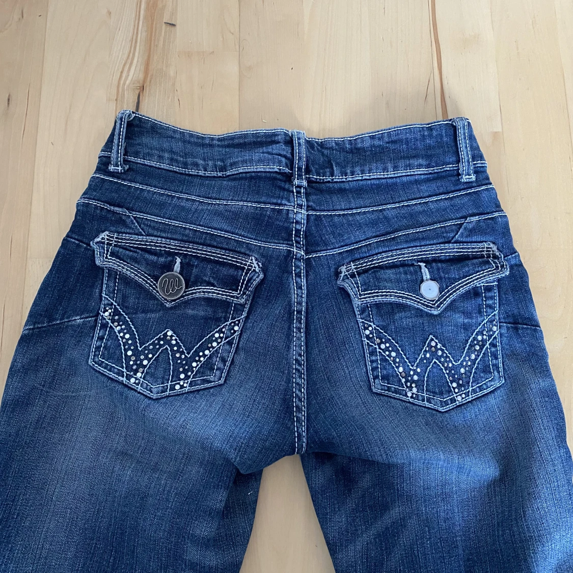 Lågmidjade jeans med detaljer
