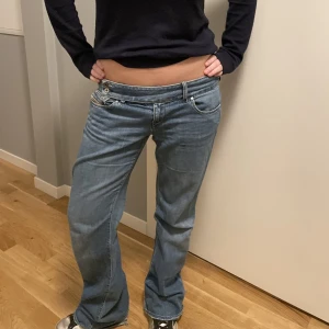Low waist jeans  - Låg midjade jeans från diesel köpte secondhand i paris💕💕 Midjemått 42cm innerbenslängd 75cm