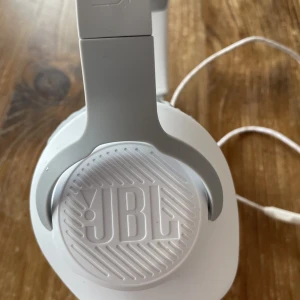 Gaming hörlurar JBL  - Vita Gaming hörlurar JBL i mycket bra skick!