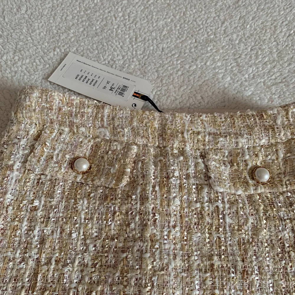 En MAGISKT fin kjol med tweed/struktur och invävt glitter och pärlor, från Lindex. Den är aldrig använd och behöver därför gå vidare. 🌻 Passar så bra till både vardags eller finmiddagar. 🌻. Kjolar.