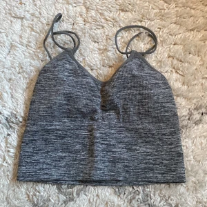 Sporttopp - Jättefin grå sporttopp med dubbla snören som funkar att ha vanligt eller kors🩷