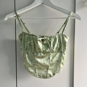 Somrig satintopp - Superfin & gullig ljusgrön satintopp med blommigt mönster 🌱 Kommer inte till användning, i nyskick 🤍Kontakta mig privat vid köp!