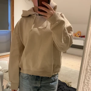 Tröja - En hoddie som jag knappt använt köpt förra året och nu säljer för jag aldrig anvönt
