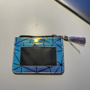 holographic card holder - used card holder with minor damages (front stitching and rust). Still in pretty good condition and can be used to hold cash and card ❤️. The size is a little bigger than average card holders meaning more space 🤭. Originally bought for 120 sek in 2022