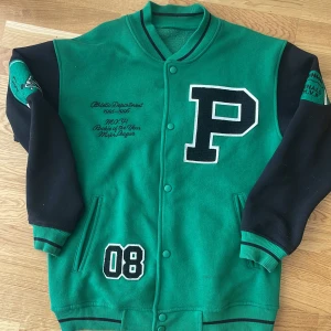 Baseboll jacka/cardigan - Baseboll jacka, grön/svart, medium, fräsch, knappt använd 