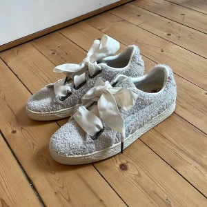 Oanvända skor puma - Oanvända skit snygga skor från puma. Vita/beiga i teddyliknande material. Endast testade men de va tyvärr för små. Frakt tillkommer, storlek 39