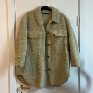 Grön jacka zara - Grön jacka från zara. Använd men i bra skick. Storlek M, frakt tillkommer
