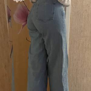 Högmijade Weekday Jeans  Är i storleken M och 26 i midjan  Köparen står för eventuella frakt avgifter 😊 Passar perfekt till sommaren 🌸