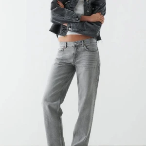 Gråa jeans  - Säljer ett par grå jeans från gina, bara använt några gånger💓