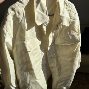 Jacka från ginatricot - Vit/beige jacka från Ginatricot oversized