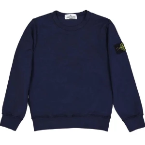Stone island sweatshirt - Tja! Säljer nu min stone island tjocktröja, köpte den på nk för ca 2 år sen och den e helt hålfri osv, har inte använt den mycket alls så den ligger mest o samlar damm i garderoben bara. Kom privat för mer bilder!