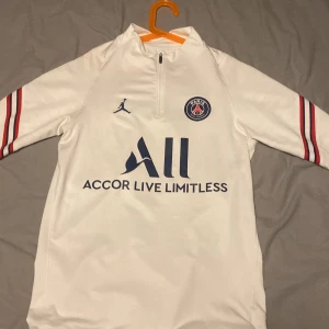 Psg tröja  - 10-10 skivk, knappt använd- Slutsåld överallt, ny pris 1200- mitt pris 500 kr