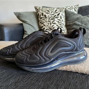Nike 720  - Använda 1-2 gånger, säljer pågrund av att de är för stora för mig. Priset kan diskuteras, köptes för 2200. Kan mötas upp i göteborg annars postar jag skorna. 