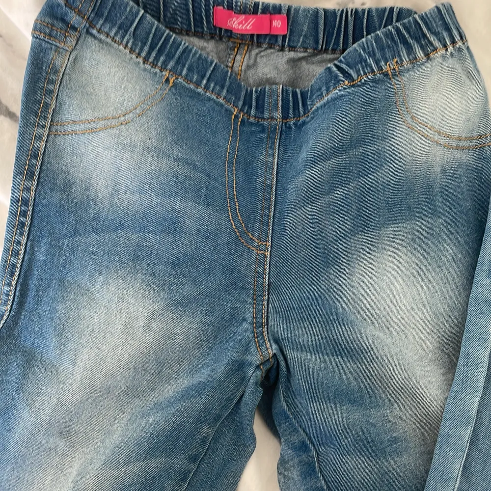Två stycken barn jeans, 40kr + frakt för båda. 25kr + frakt för ett par🌸✨. Jeans & Byxor.