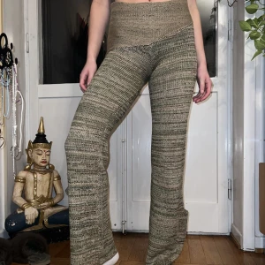 Stickade byxor RUVE - Ett par stickade byxor i nyskick köpta från märket RUVE✨ nypris 1699,-