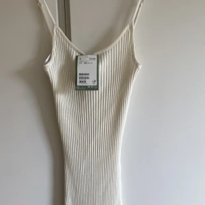 Klänning - Ribbad klänning från hm. Aldrig använd!!