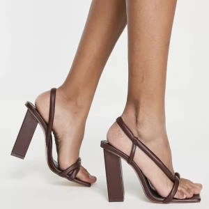 Public desire everly bruna klackar  - Säljer dessa splitternya supersnygga klackskor från public desire i brun färg. Har endast använt dom 1 gång vilket är supertråkigt och anledningen till att jag säljer dom. Passar skiit bra nu till sommarn men har andra klackar som jag använder mer. F