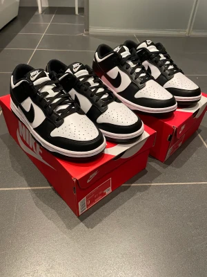 Nike panda dunk low  - Storlek 40,5 & 42 Helt nya Original box medföljer  Köpta från Nike så kvitto finns 