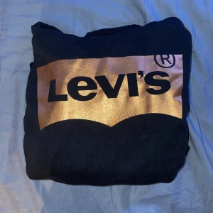 Levis hoodie - Fin Levis hoodie, bra skick🧡