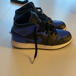Jordan 1 mid   - Säljer ett par jordans 1 mid hyper royal. Skorna är i toppskick då de knappast är använda. Storlek 36.5 säljer för 1200 köpta för 2000. Pris kan diskuteras vid smidig affär. Original kartong ingår om så önskas. Skriv om du vill ha mer bilder