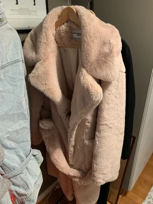 Teddykappa danny saucedo kollektion  - Helt magisk kappa strl 38  Från danny saucedos kollektion  Färg beige  Pris 700kr 