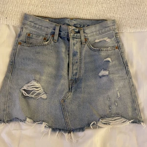 Jeanskjol - Bra skick, passar mig som har small vanligtvis 