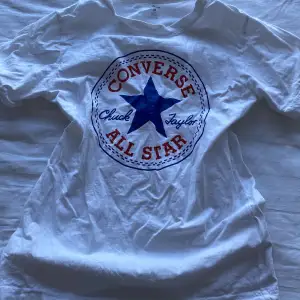 Snygg converse t-shirt i storlek M. Passar även som S, säljer för 100 kronor plus frakr 43 kronor❤️