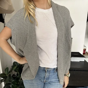 Stickad kofta - Säljer denna så sköna stickade kofta som passar till allt. 