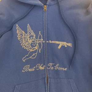 Best Yet To Come Hooide - INTRESSEKOLL!! Funderar på o sälja min best yet to come hoodie, (säljer endast vid bra bud) as snygg och inga defekter. Storlek S men passar både tjejer o killar