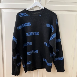 Knit med print - Stickad tröja i lös fit och skönt material. Fint skick:)