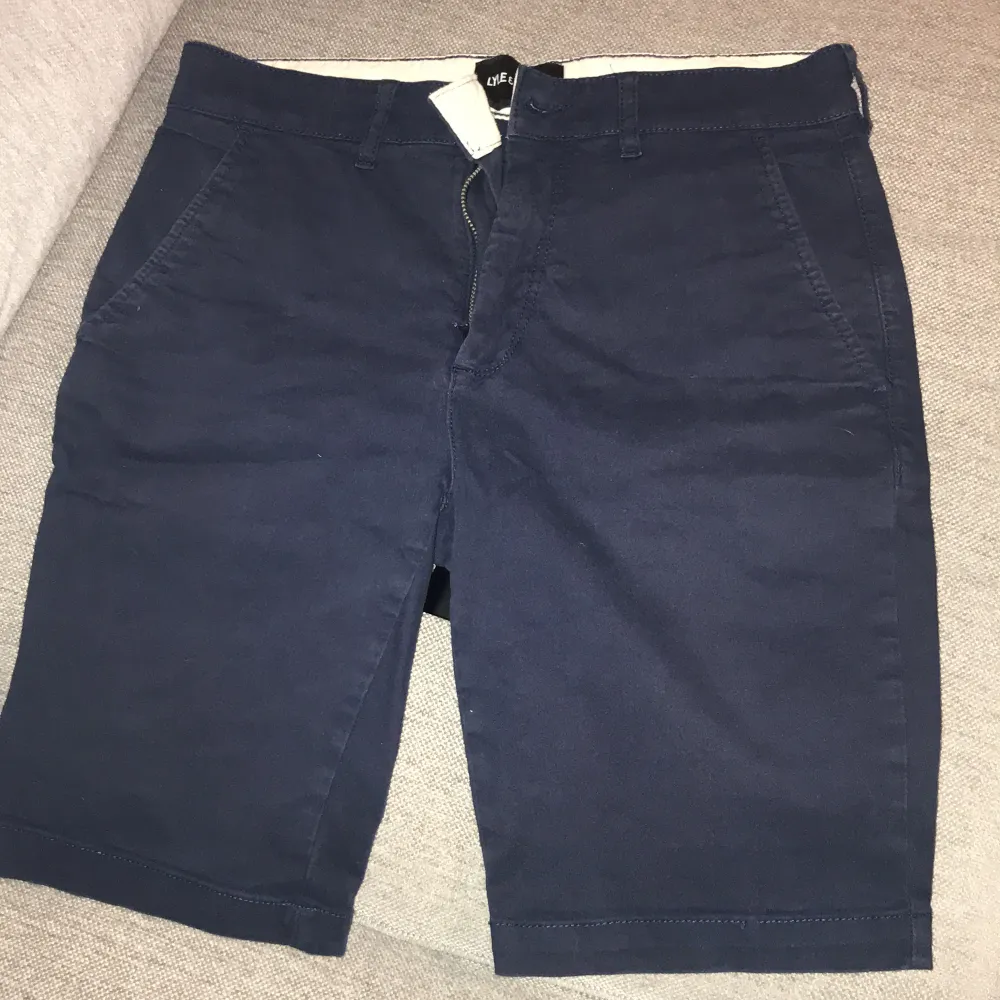 Snygga shorts i chinos material. Färg marinblå. Bra skick. Storlek small W28 . Shorts.