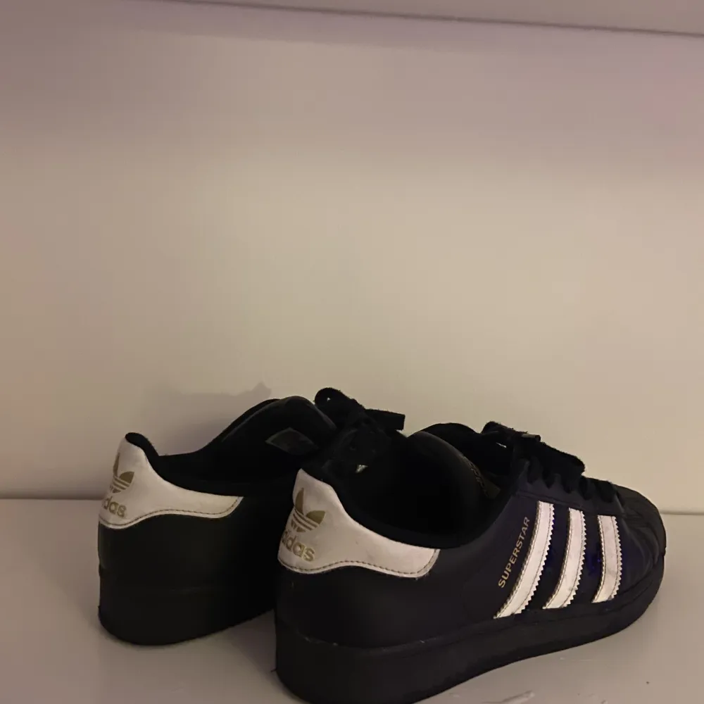  Adidas Superstar i storlek 40🔥 Perfekta skor att skatea i. Sulan är i väldigt bra skick som man kan se på bilden, men De är tyvärr creasade vid sidorna av tårna, men det är inget man tänker på. Priset är ej hugget i sten 🪨 ❕köparen står för frakt❕. Skor.