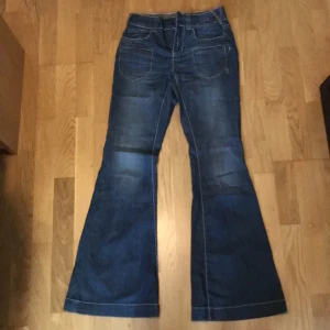 Utsvängda jeans strl 34 - Fina utsvängda jeans som aldrig har använts 💙skriv för fler bilder eller mått, de sitter perfekt för mig som är XS ☺️ pris kan diskuteras 