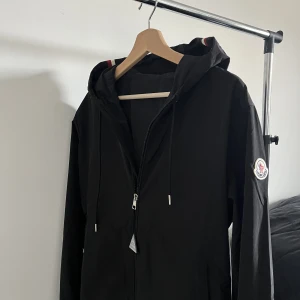 Moncler grimpeurus - Hej, säljer min moncler grimpeurus i storlek M. En perfekt jacka till våren och sommaren. Nfc och QR kod finns med. Hör av er vid mer frågor.