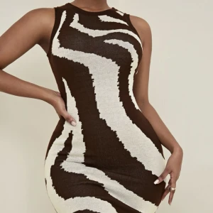 Stickad klänning S - Jättesnygg stickad klänning i zebramönster. Använd Max 5 ggr. 