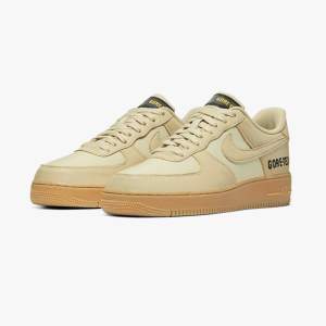 Skick 8/10 Beige Storlek 44  Kom med bud 