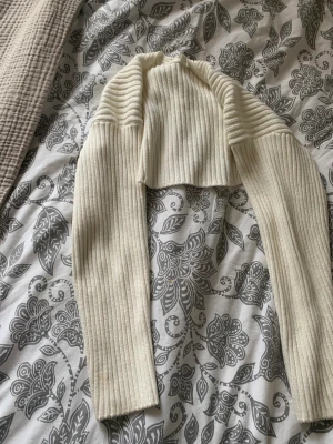 Stickad kofta - Vit kofta från hm i väldigt bra skick🫶🏽