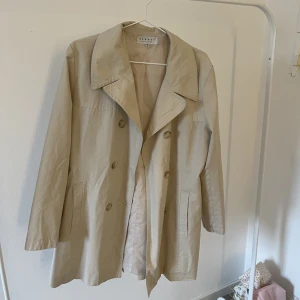 Kort trenchcoat - Köpt secondhand, knappt använd men sååå fin! Hade planer på att klippa den ännu kortare och sy men ska nu flytta utomlands så hinner ej💖