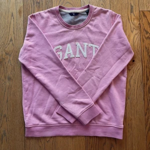Gant Rosa Tröja - Passar barn 11-13 år, storlek 160. Den är min systers gamla men ändå i bra skick. (Den ska tvättas innan den skickas)
