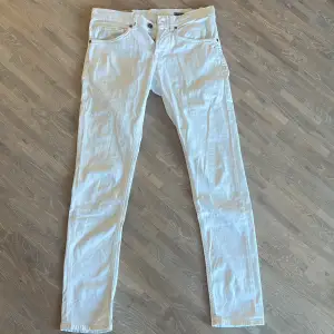 Säljer mina vita dondup jeans storlek 30. Condition 8/10