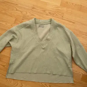 Säljer denna ljusgröna tröjan från Urban outfitters💕
