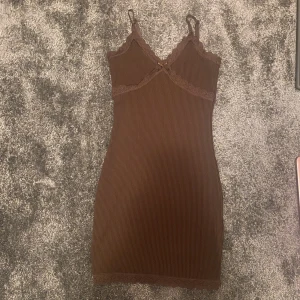 Klänning - Säljer denna jätte fina klänning då den inte kom till användning. Storlek xs. Säljer från 180+frakt. Kontakta om du vill veta mer!