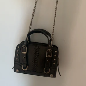 Jätte kol och snygg zara väska - Så snygg och inga fläckar eller skada på den