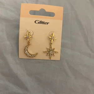 Snygga örhängen  - Superfina örhängen från glitter. Köpta för att 100 kr säljes för 40. Oanvända. Om vi kör betalning via swish kan vi fixa frakten för 13 kr i ett vanligt kuvert. 