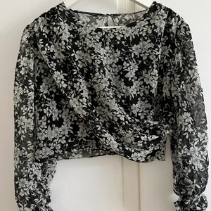 Croppad blus - Från Zara, oanvänd. 